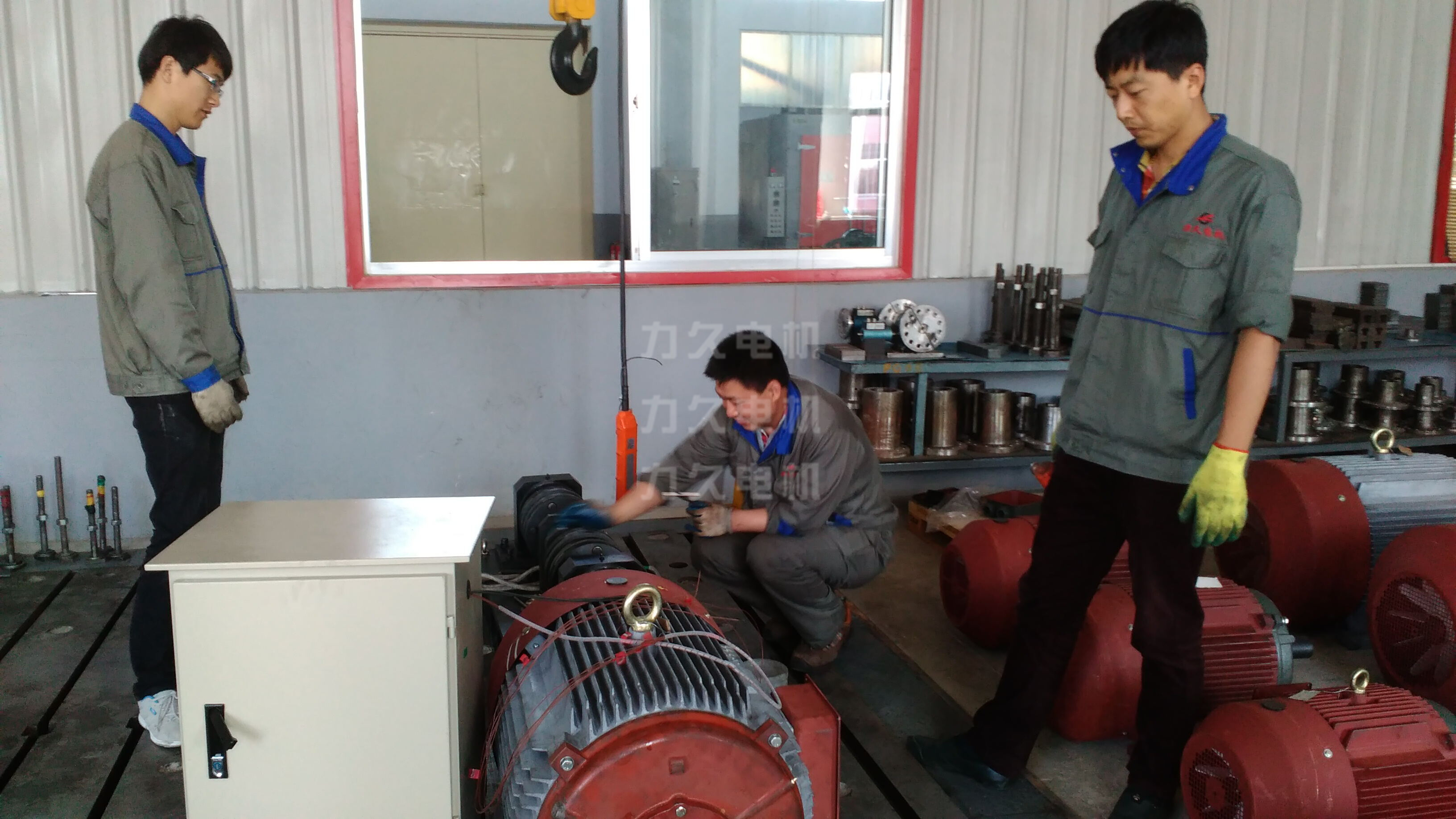 力久電機試驗人員在準(zhǔn)備型式試驗 力久電機試驗人員在準(zhǔn)備型式試驗